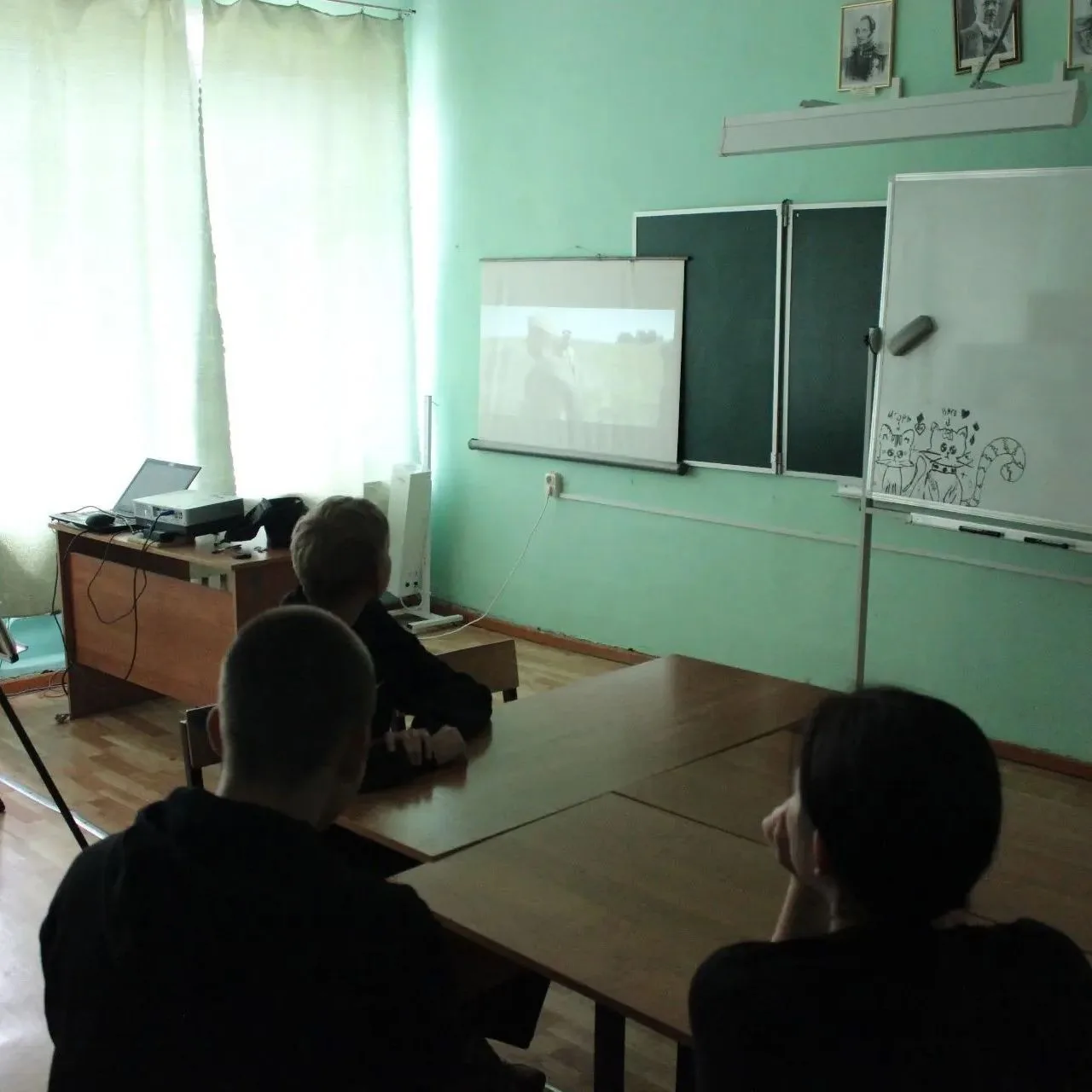 22 июня, в День памяти и скорби, в нашем лагере прошёл кинолекторий «Фильм о войне. Разговор с детьм