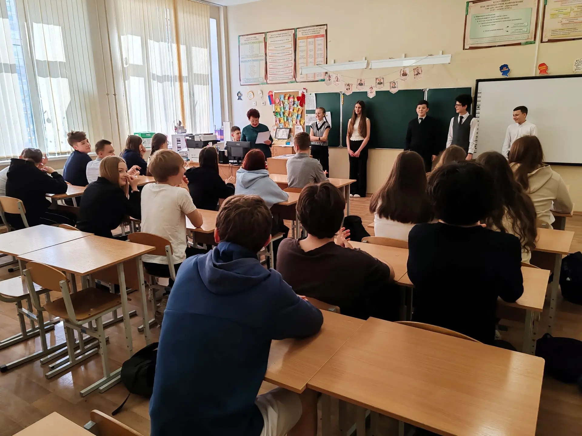 В последнюю учебную неделю в Муринской СОШ №3 состоялся бенефис лучших участников студии художествен
