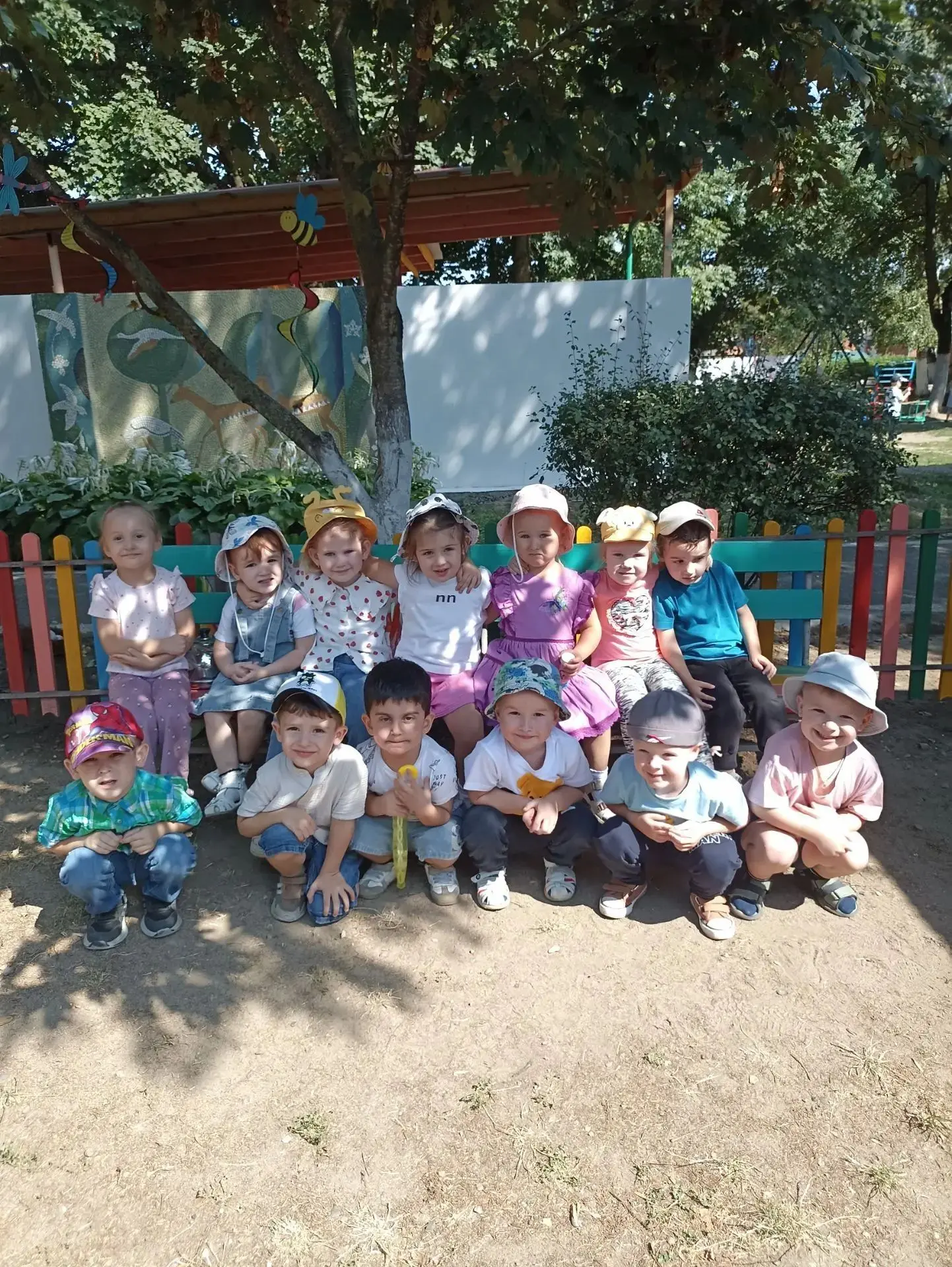 Прогулка + творчество = счастье! Наши воспитанники второй младшей группы превратили пло...