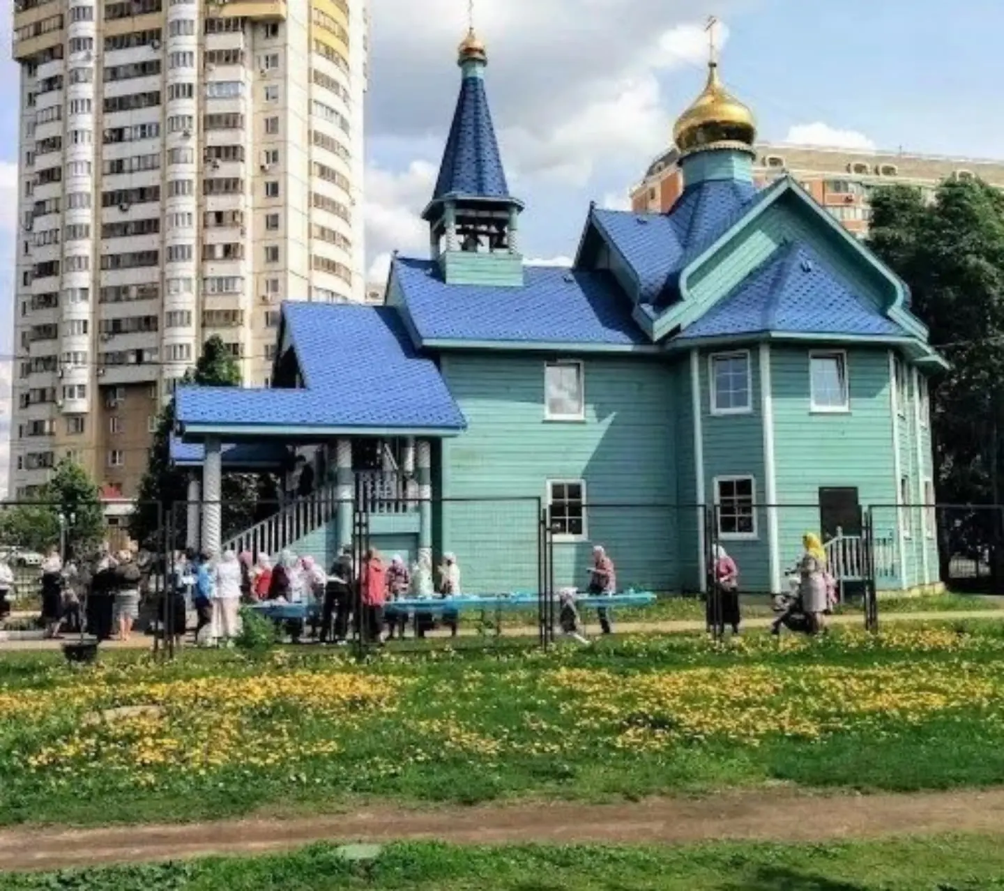 Мужчина с лопатой напал на прихожан храма в Москве и был застрелен из травмата.