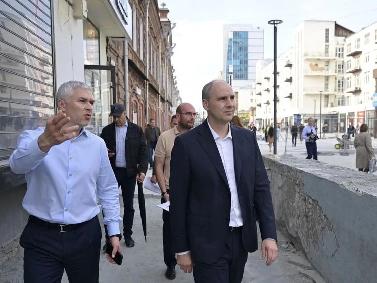 Денис Паслер проверил ход благоустройства в центре Екатеринбурга