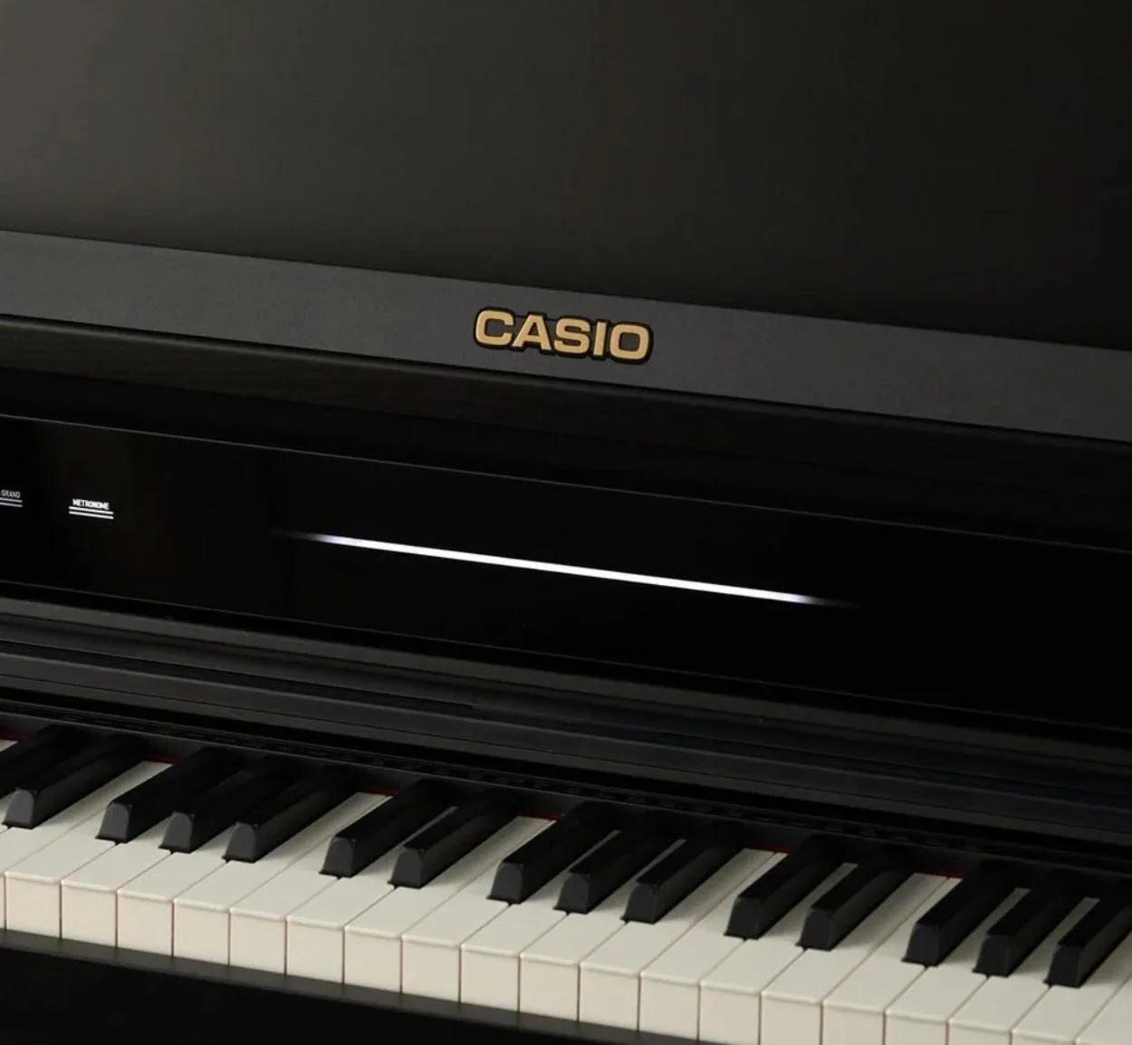 Как устроена эмуляция объемного звука в наушниках у пианино от CASIO?

Прямого аналога ямаховского б