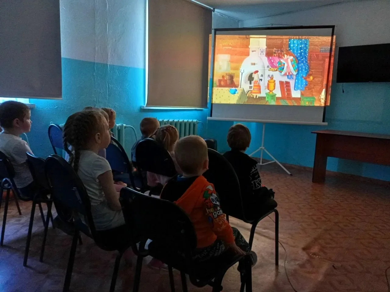 В сельской библиотеке Зотино показали мультфильмы
