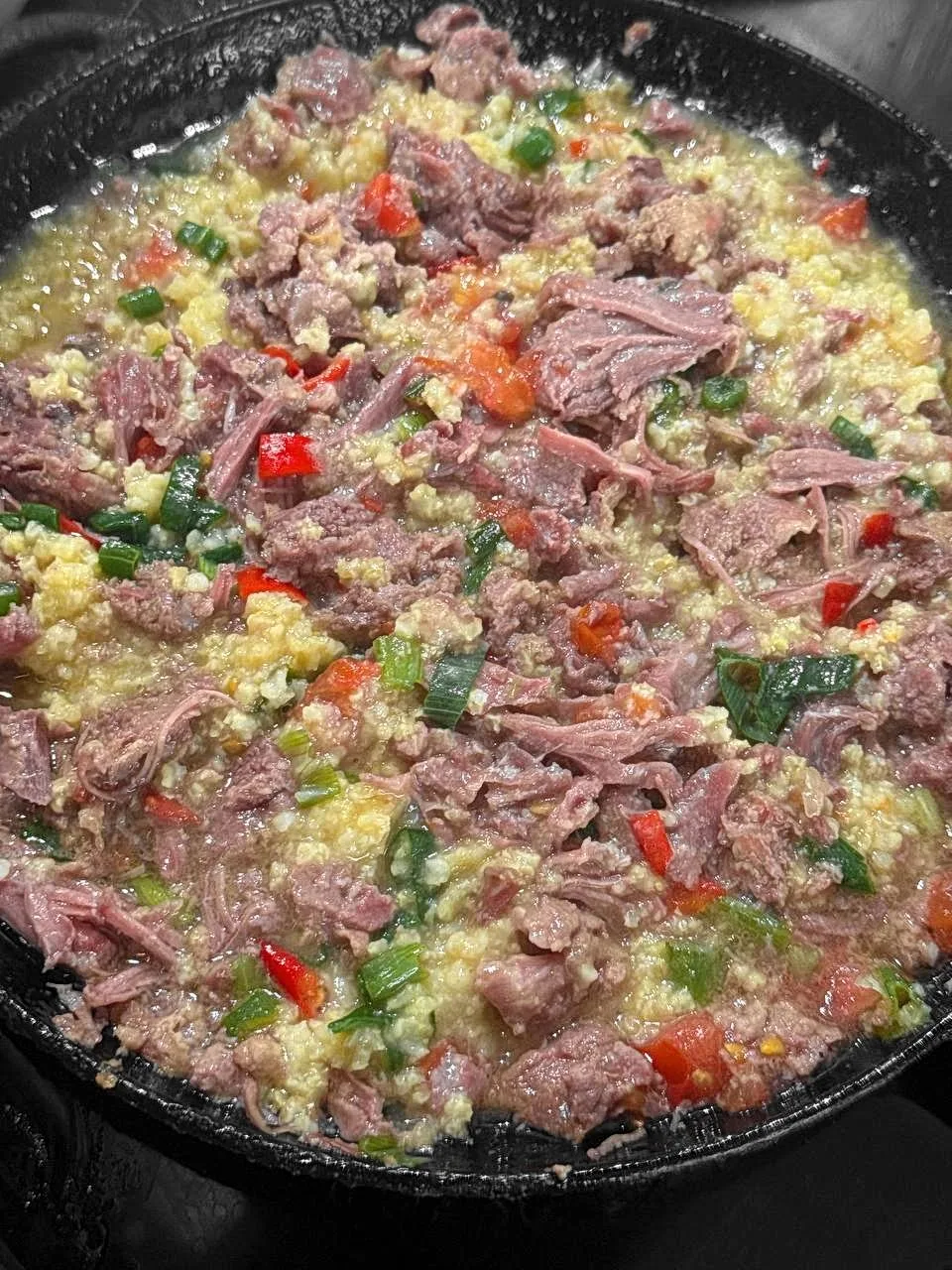Баранья тушенка + помидор + пшено + острый чили + зеленый лук = офигенно)