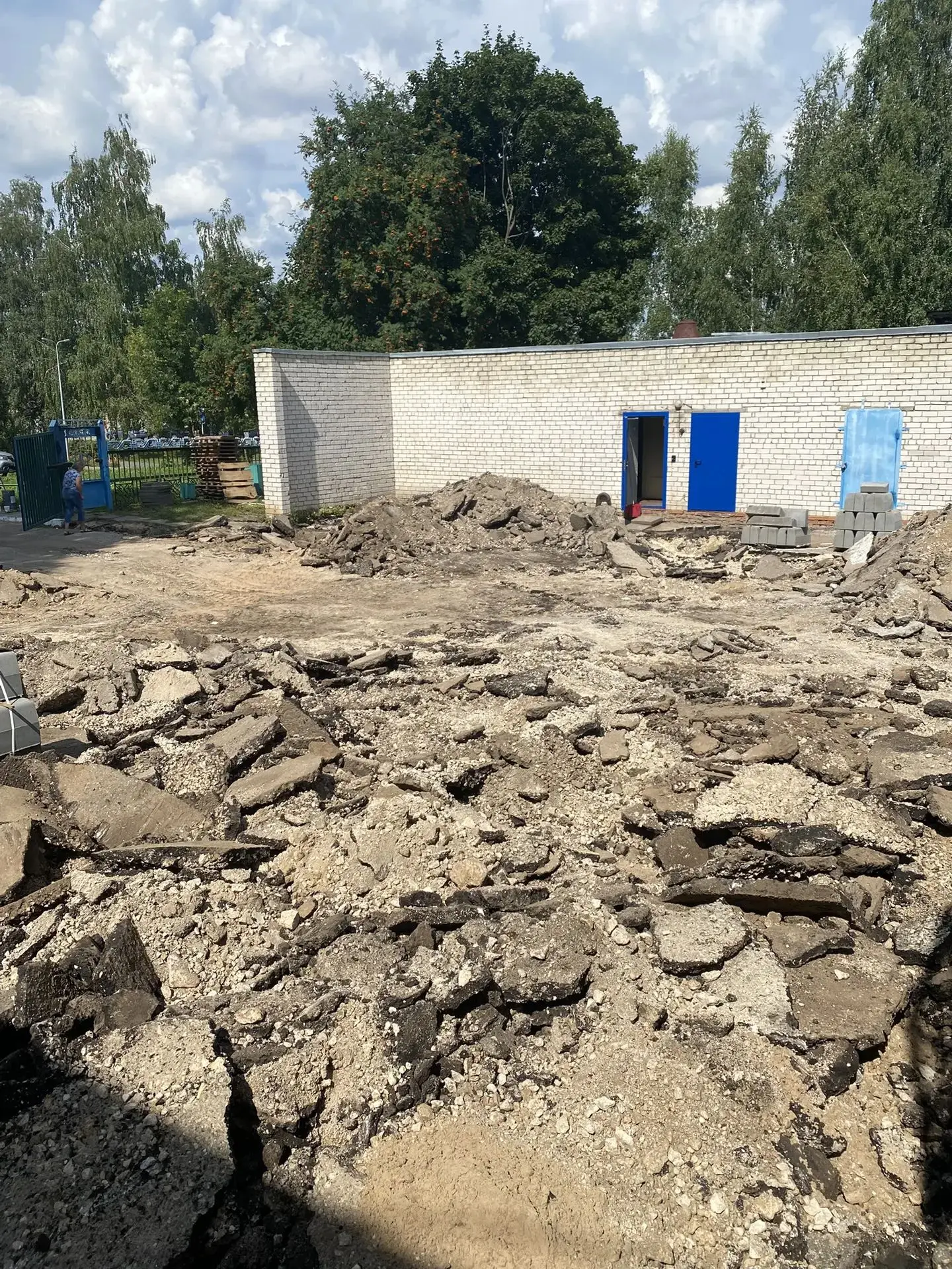 Уважаемые родители !

Доводим до вашего сведения, что на территории детского сада продолжаются ремон
