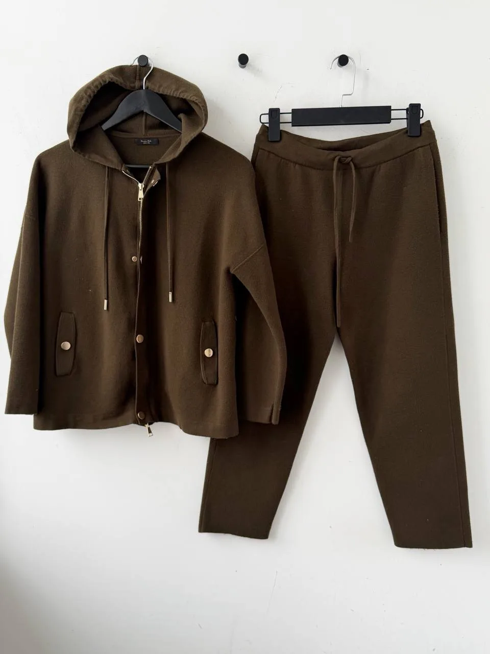 Костюм трикотажный Massimo Dutti
Отличное состояние 
На размер S
5500₽
3500₽

Кроссовки Yeezy Adidas