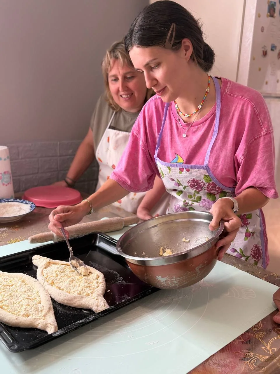 Сегодня были в грузинской семье и учились готовить национальные блюда! 
Главный повар Миша все просп