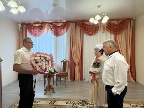 В Приволжском ЗАГСе поздравили супругов Соколовых Александра Геннадьевича и Галину Серг...