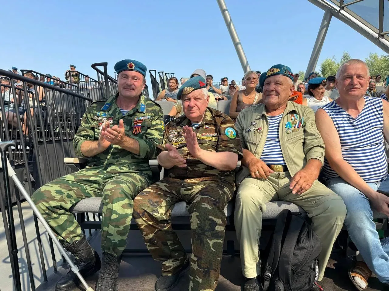 Делимся атмосферными кадрами с празднования Дня Воздушно-десантных войск в Татышев-парке.