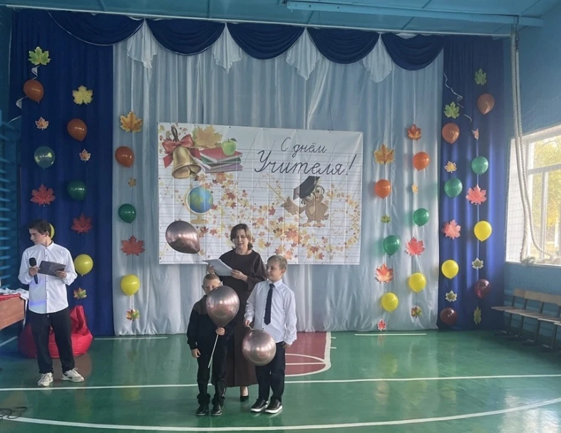 В МБОУ Пролетарской СОШ состоялся большой праздничный концерт, который стал настоящим п...