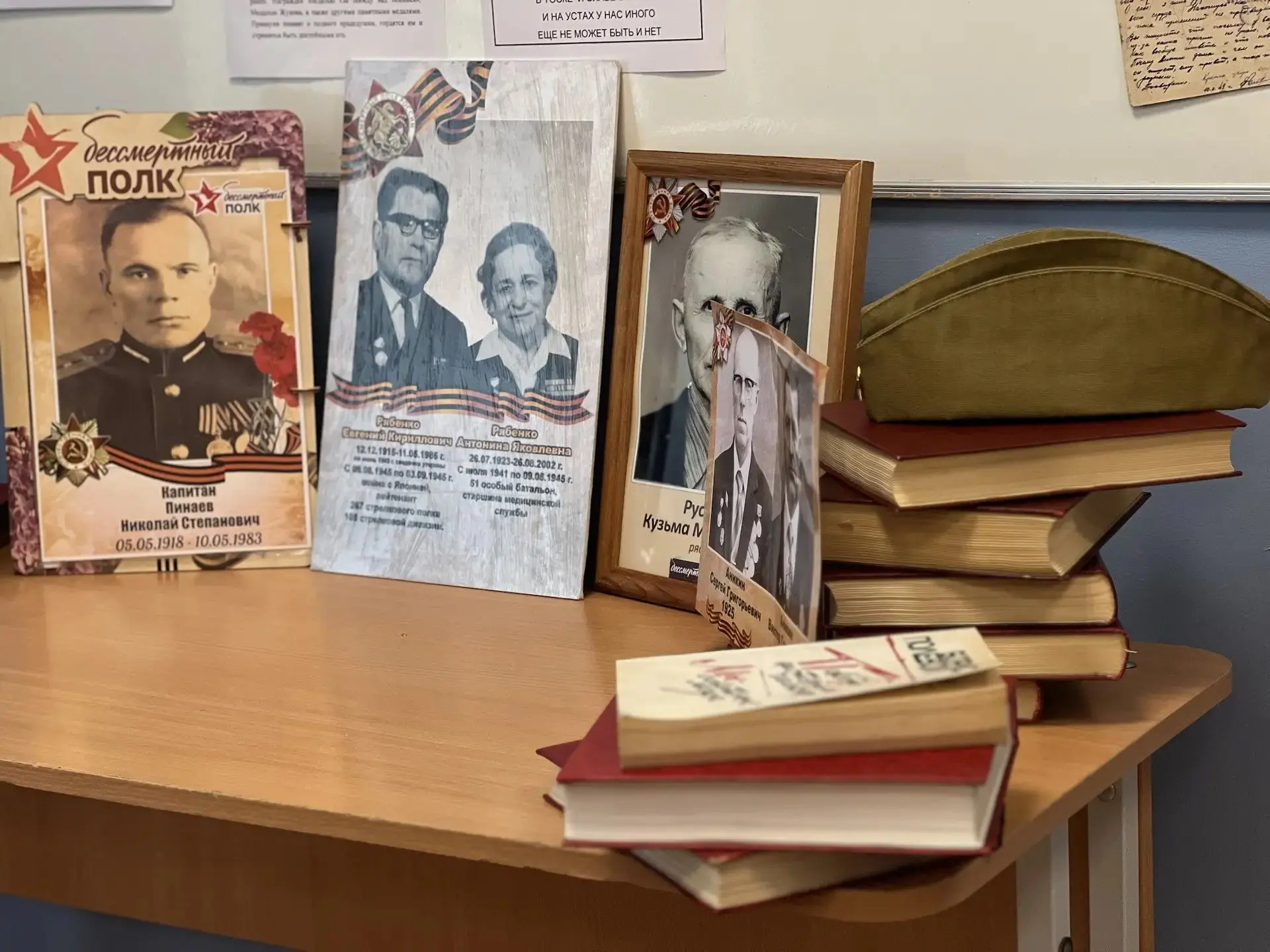 ❤ Память живёт в сердце❤   В классе 6 «Б» появилось особое место — уголок памяти, который ребята офо