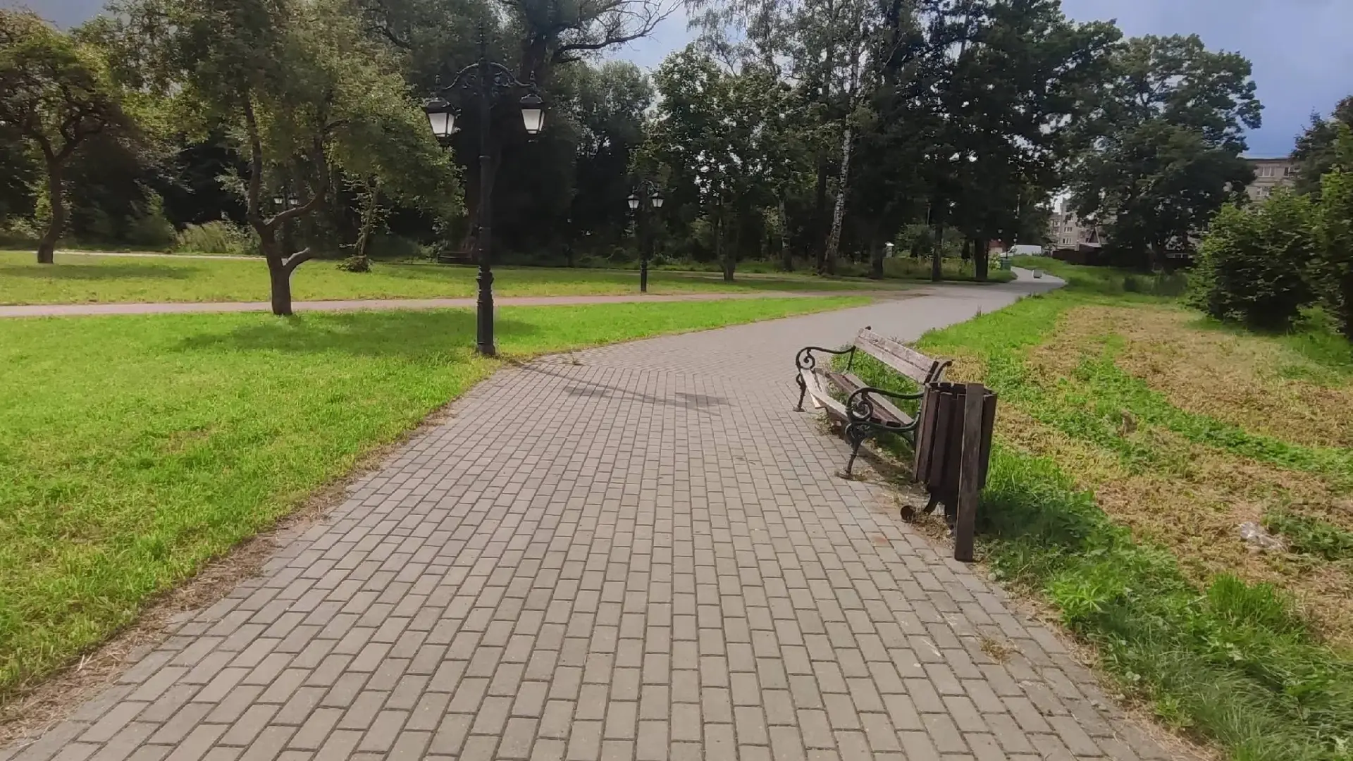 Что за люди тренируются, прыгают на лавочках? 🤬