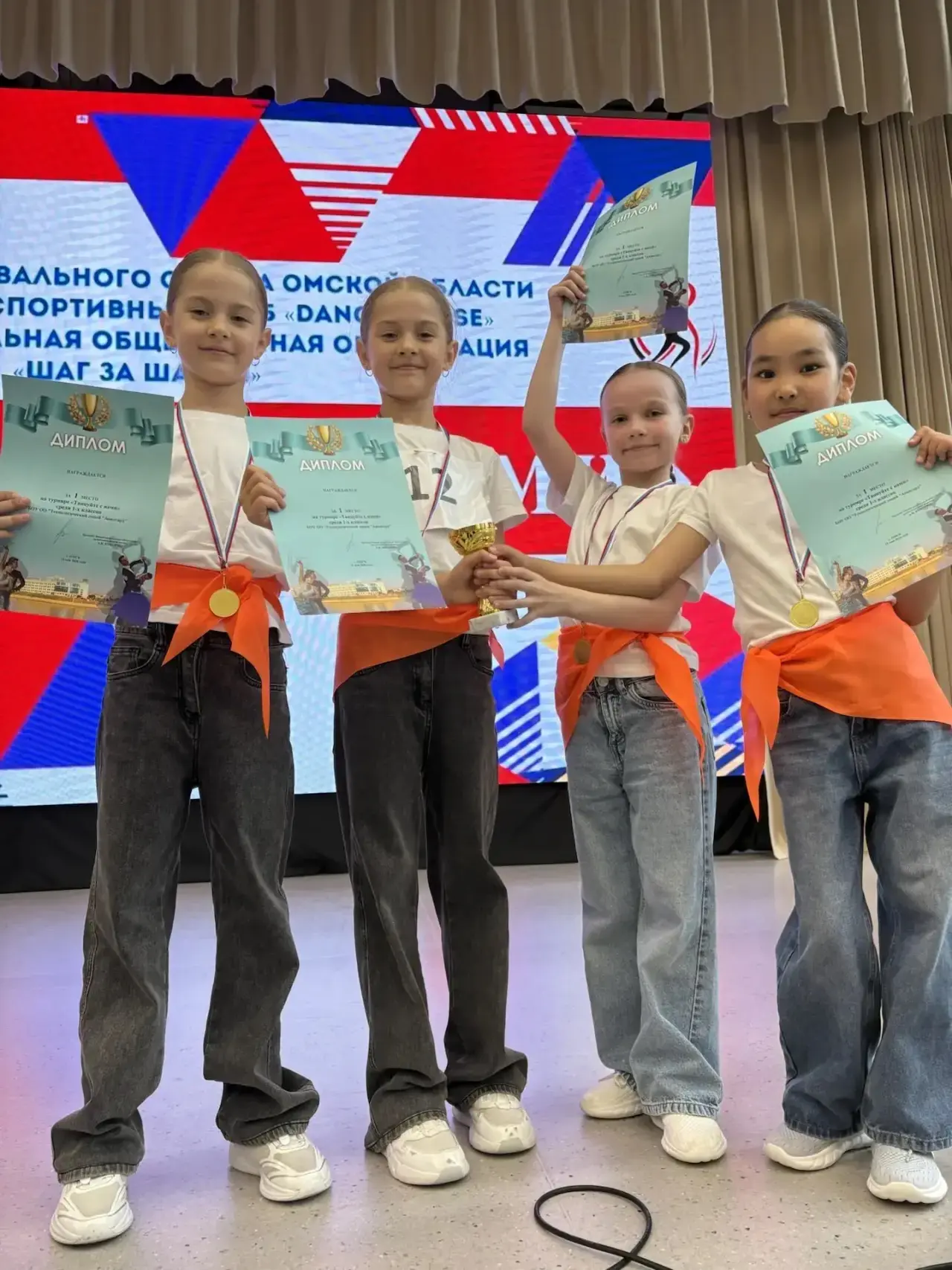 🪩В лицее прошло первенство по спортивным бальным танцам среди 1-х классов, которое собрало множество