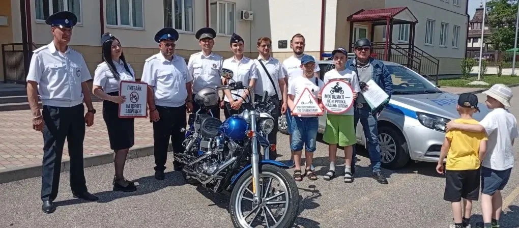 🚦 ЮИД и ГИБДД — за безопасные каникулы! 🇷🇺

Сотрудники Госавтоинспекции вместе с юными инспектора