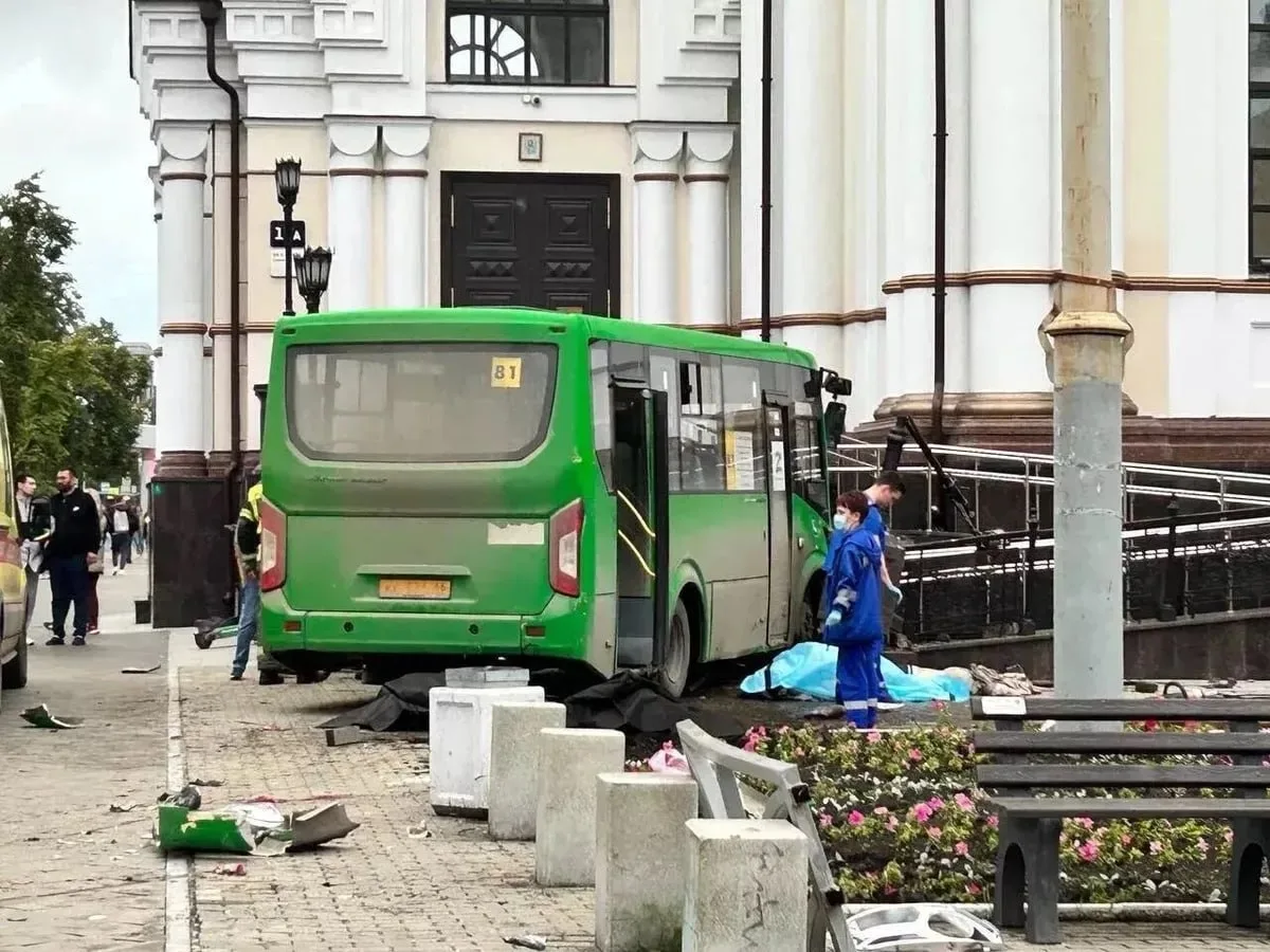 🚌 Автобус вылетел на тротуар в Екатеринбурге: четыре человека погибли

Серьёзное ДТП произошло в Ек