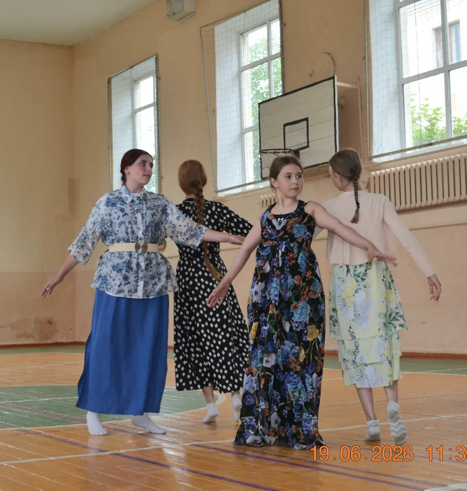 Россия - Родина моя!
Люблю всем сердцем я тебя.
Твои сады, твои поля,
Твои зеленые луга,

Твои бескр