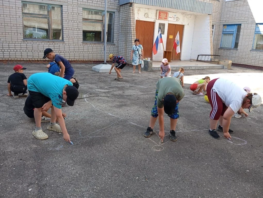 В МАОУ СОШ с. Новополеводино ко Дню России проведен конкурс рисунков на асфальте "Возьмёмся за руки,