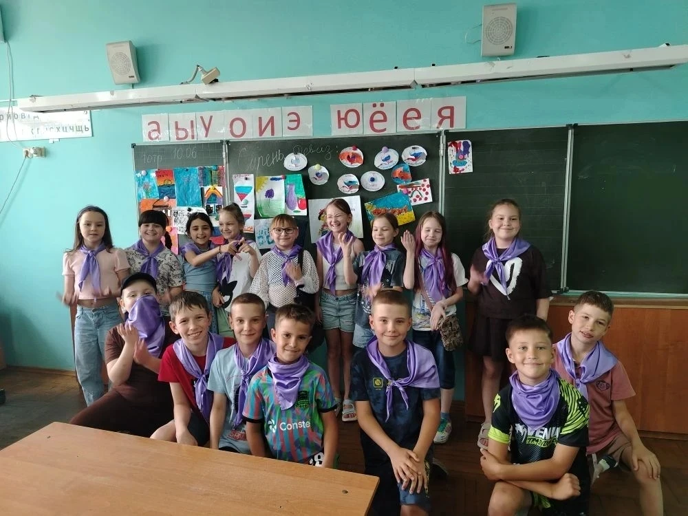 Сегодня был чудесный день в лагере! Всё началось с бодрой зарядки — сразу стало так вес...