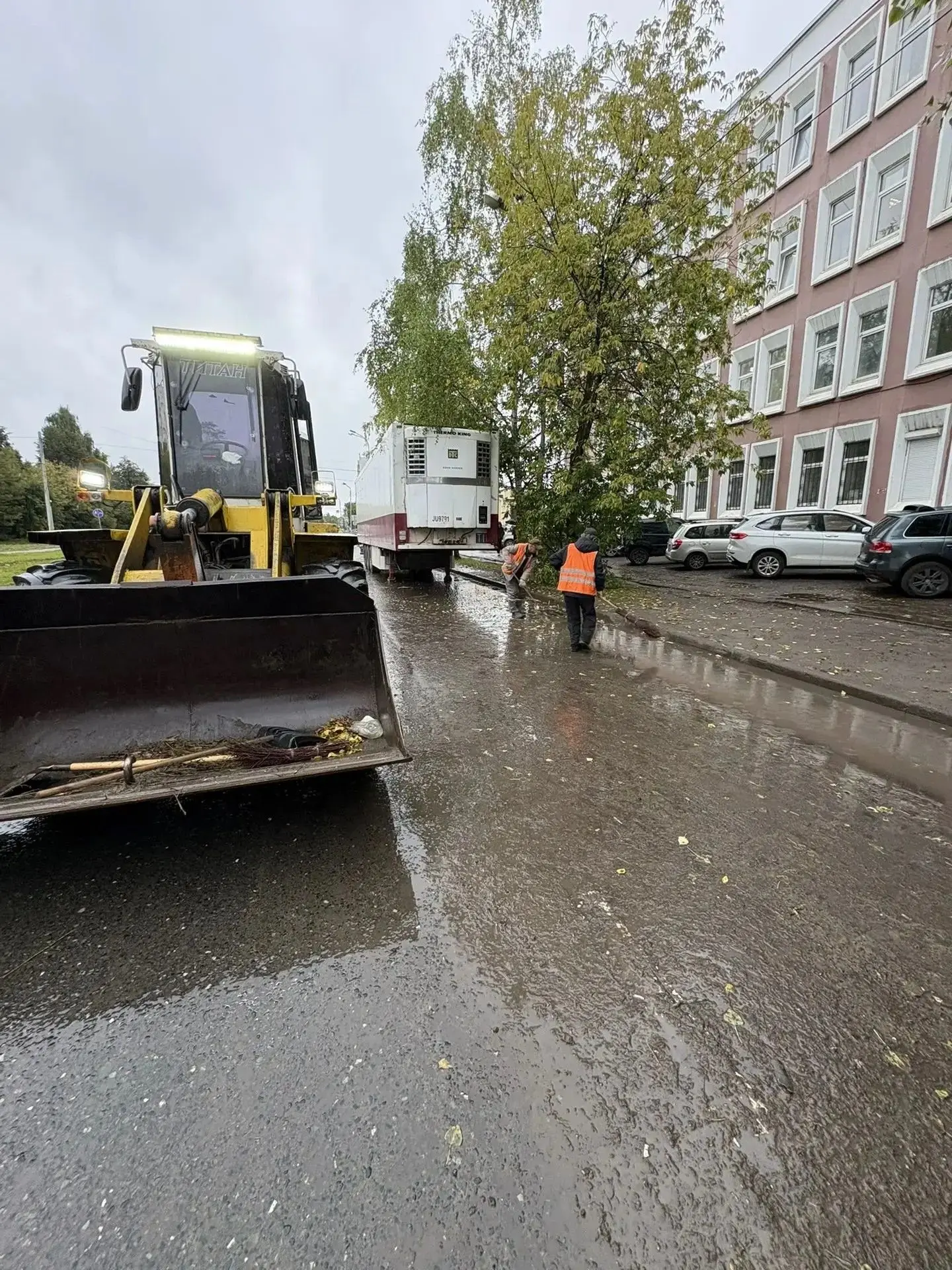 Город дышит осенней свежестью, но коммунальщики не расслабляются