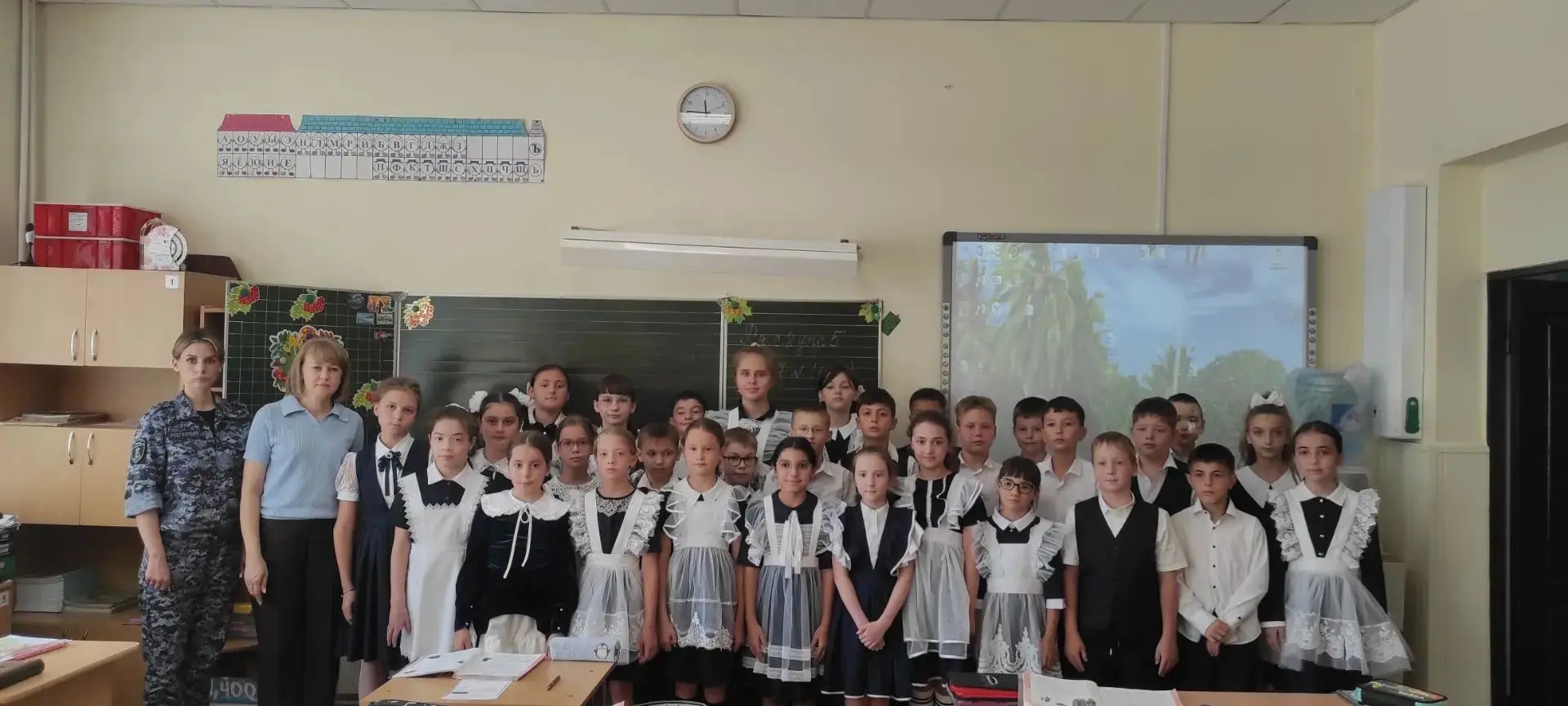 С учащимися начальных классов инспектором ОП ПРОК ФГКУ УВО ВНГ России по СК Егошиной Е....