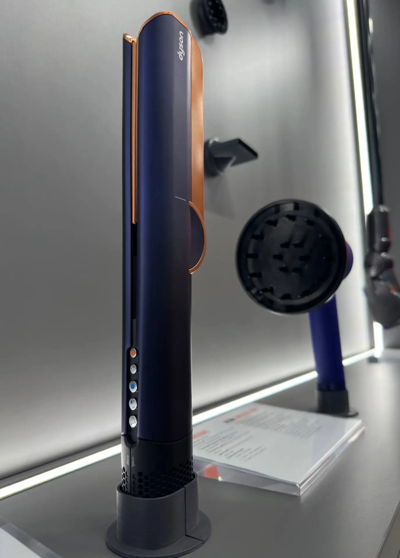 💨 Почему после Dyson Airstrait многим сложно вернуться к обычному выпрямителю

На первый взгляд Air