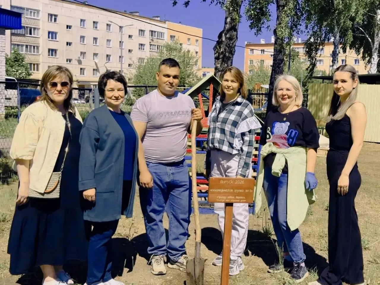 В нашем детском саду зародилась добрая традиция — родители выпускников сажают кустарник...