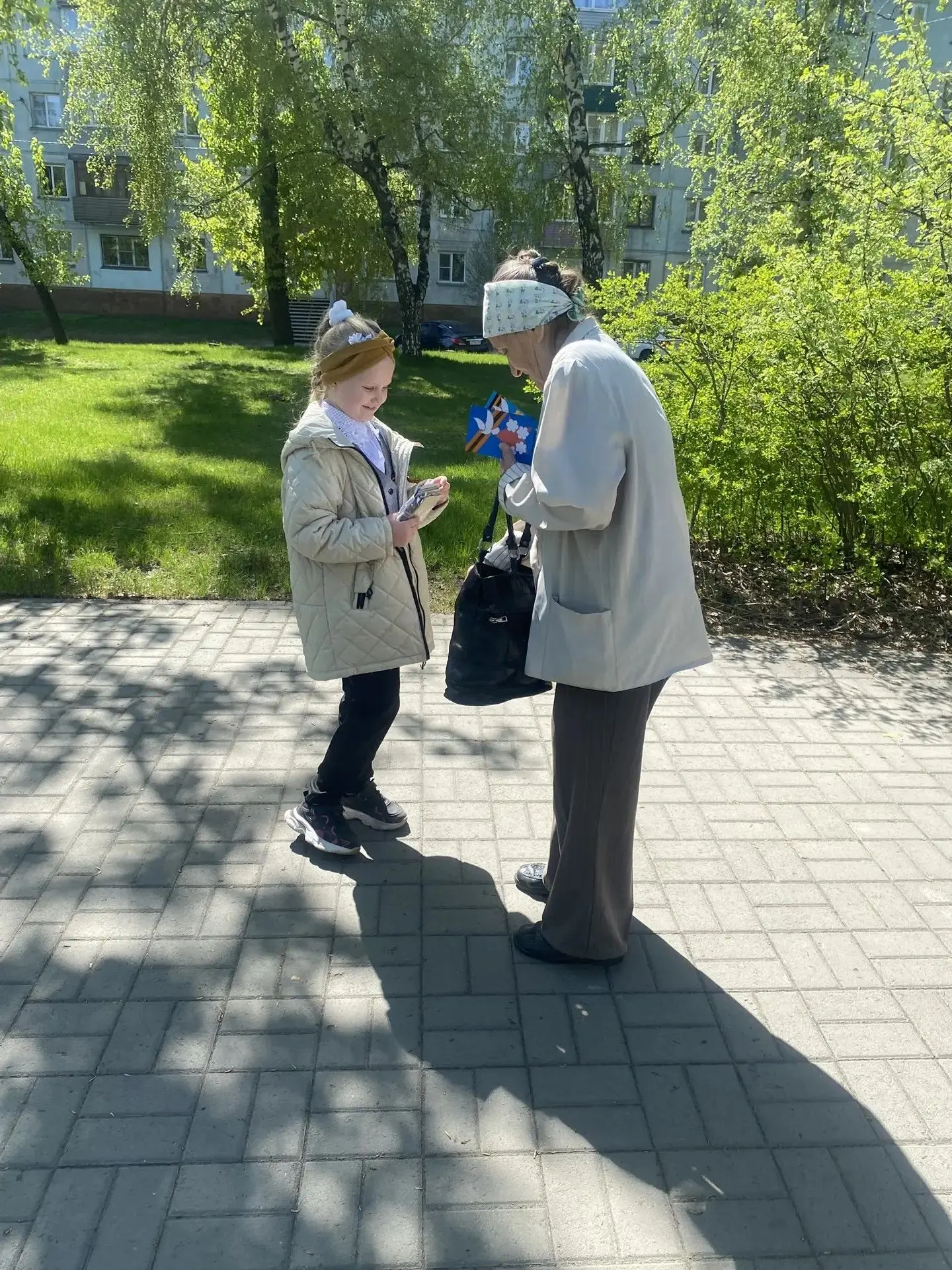 🇷🇺 Ученики младших классов вышли на прогулку с самой важной миссией — дарить тепло и память. Ребята 