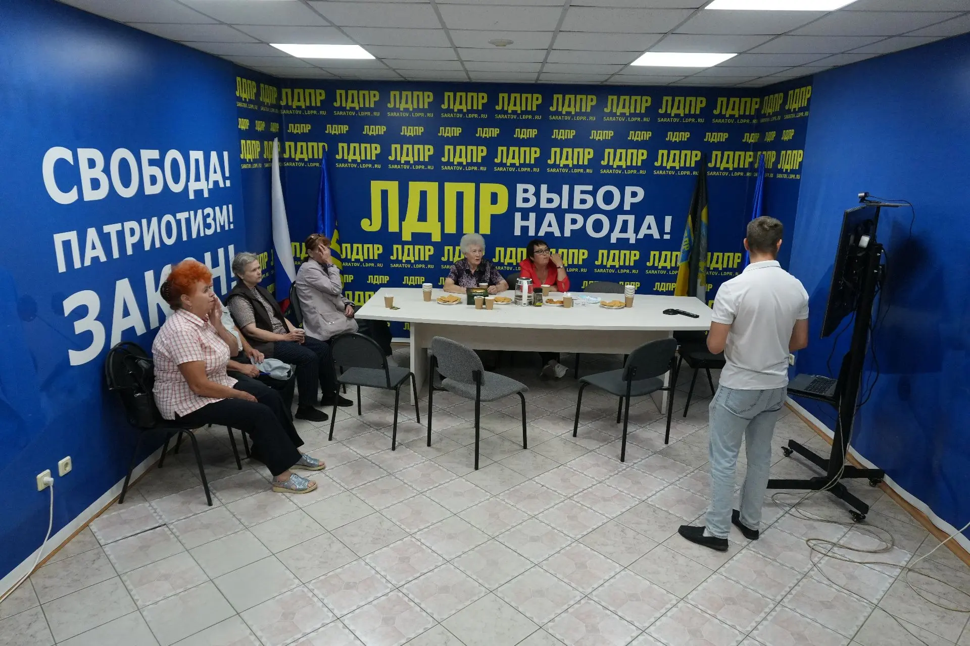 Пожилым жителям Саратова рассказали о том, как защитить себя от мошенников

В рамках проекта «Больша