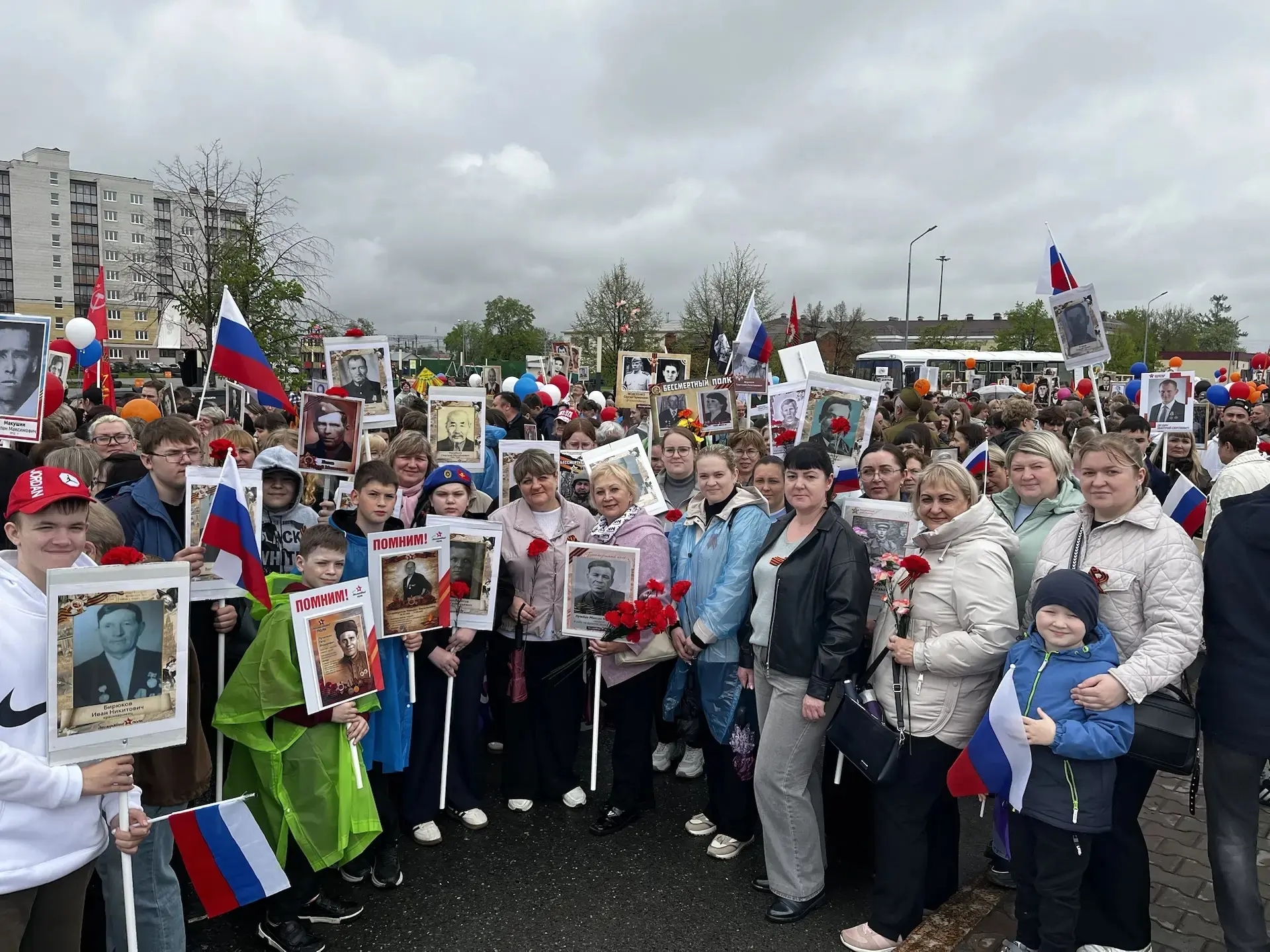 Сегодня в Ишиме было по-настоящему празднично!   Всё началось у железнодорожного вокзала. Оттуда дви