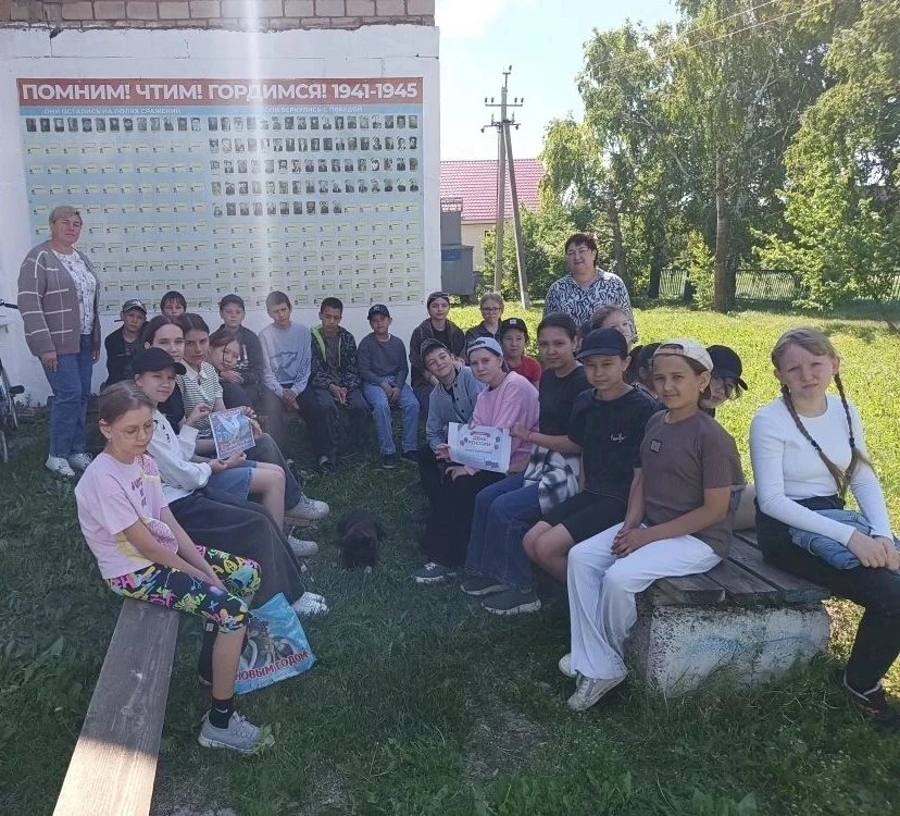 12 июня  отмечается День России-- один из главных , государственных праздников в стране...