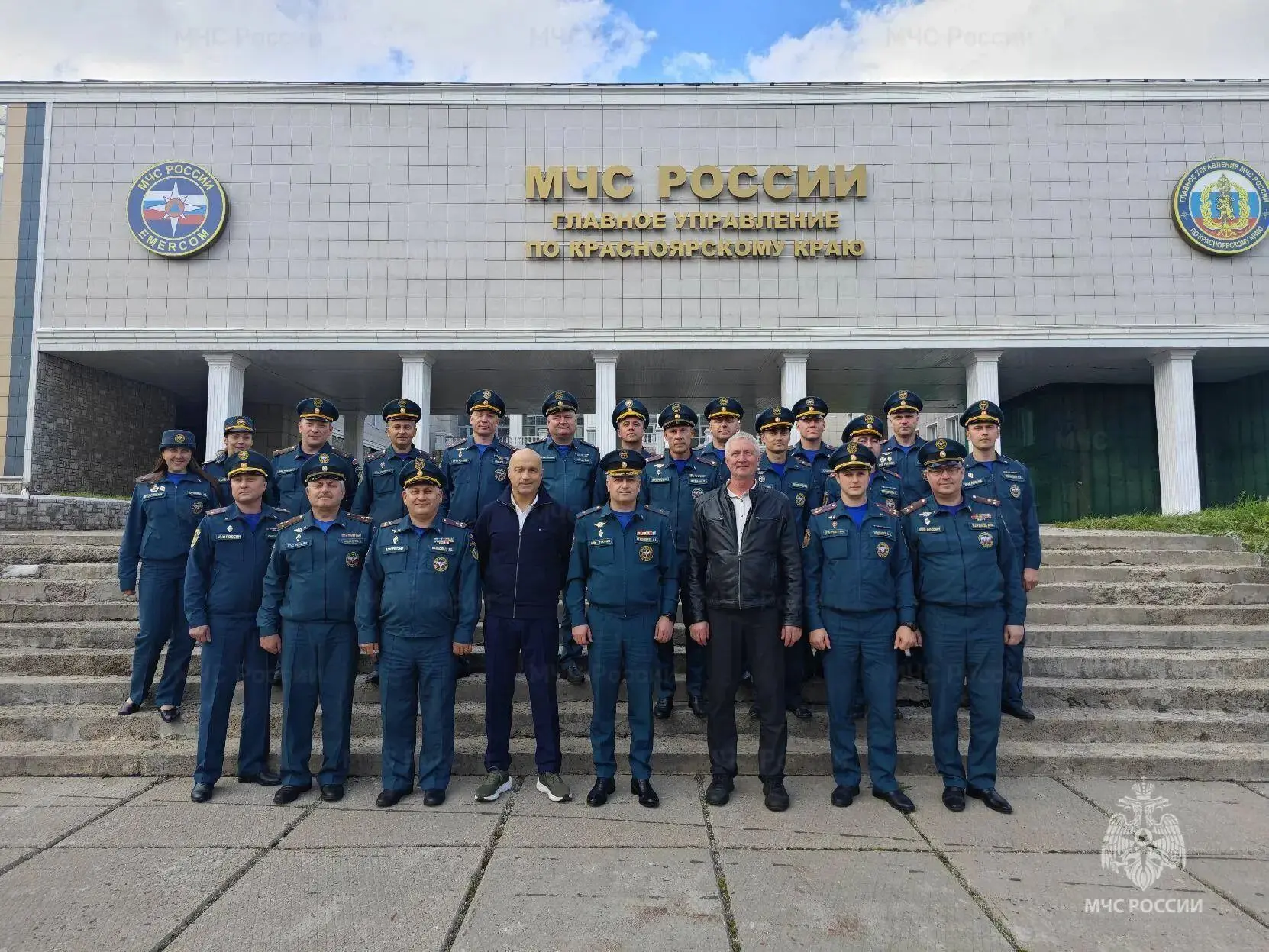 Сотрудники МЧС России высадили 10 сиреней в честь 94-летия гражданской обороны