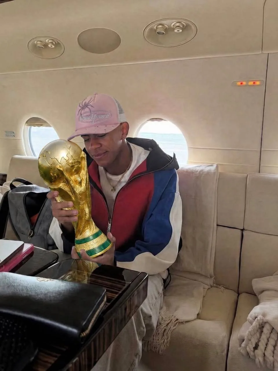 Ламин Ямал с кубком мира. 🤩🏆

@fcbarcelona