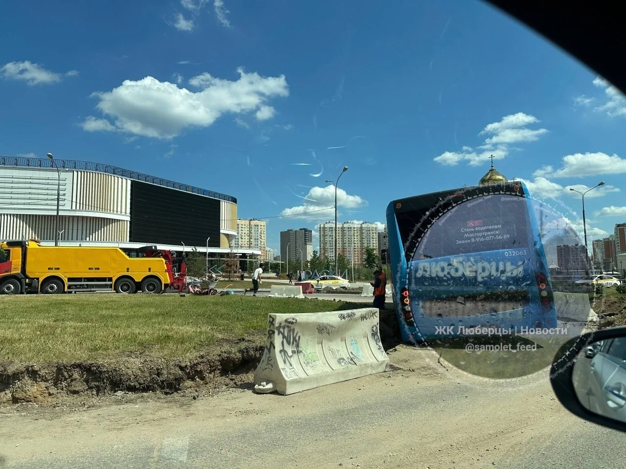 #новостиокруги 
Около станции метро Некрасовка автобус провалился в яму на развороте.

____
Прислать