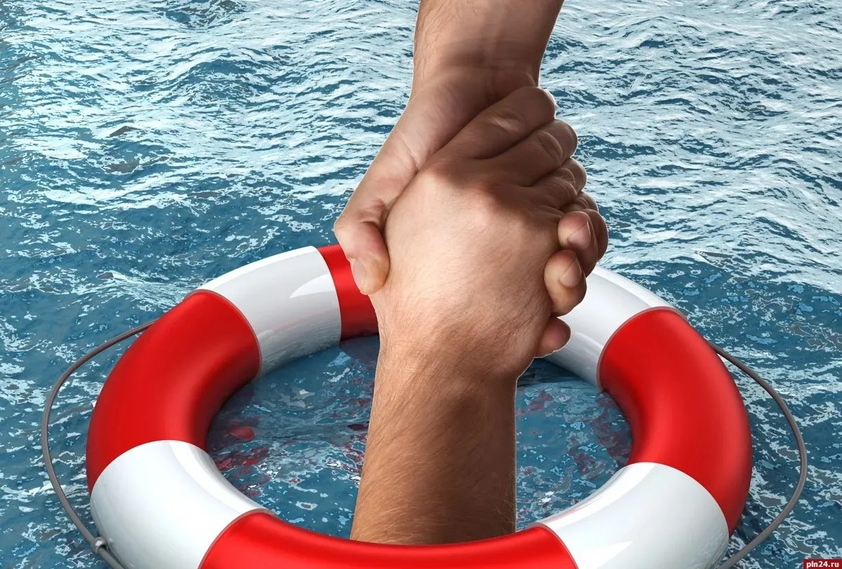 Что делать, если оказался в воде и не умеешь плавать? 
Как выбраться на берег, помочь себе при судор