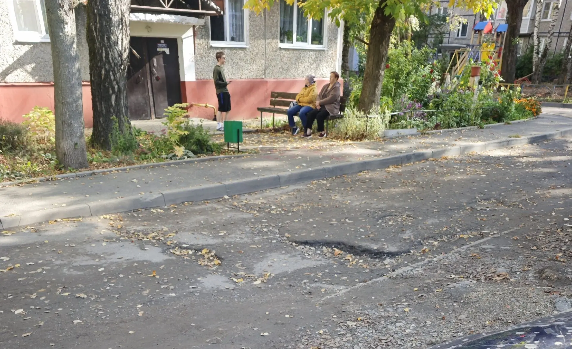 По адресу Растопчина 21, дороги совсем нет! В доль дома одни ямы!