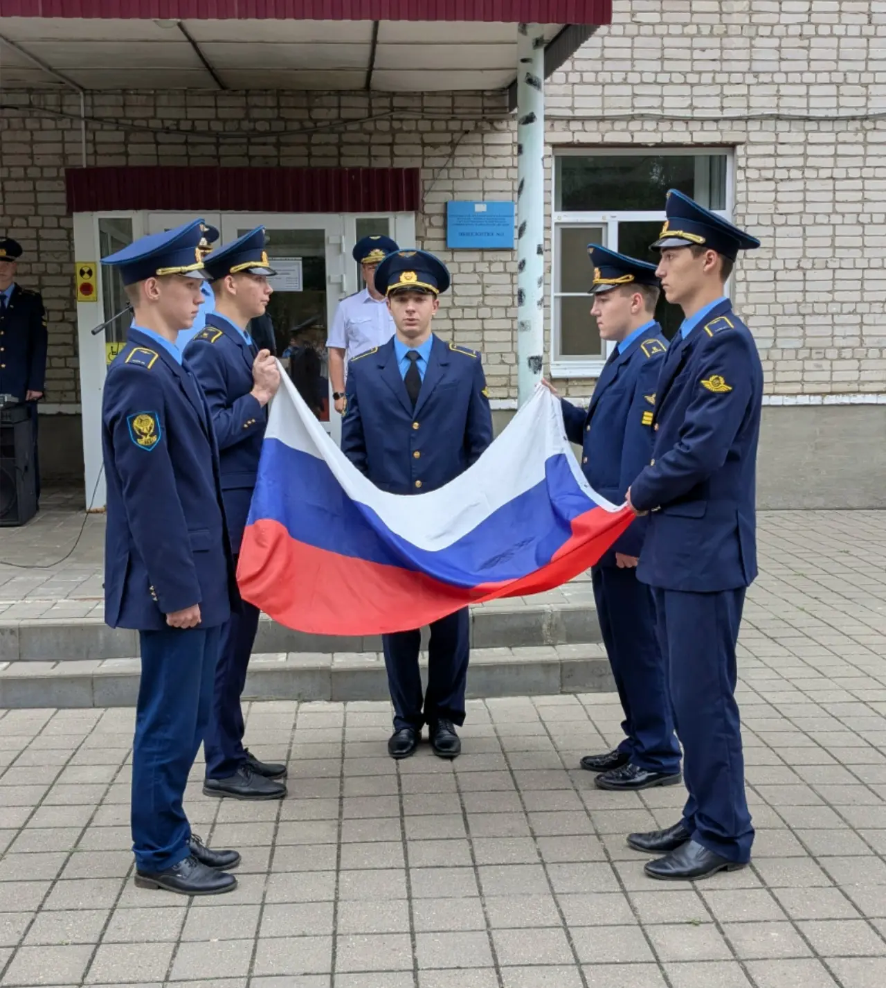 Новая учебная неделя традиционно началась с церемонии поднятия Государственного флага Российской Фед