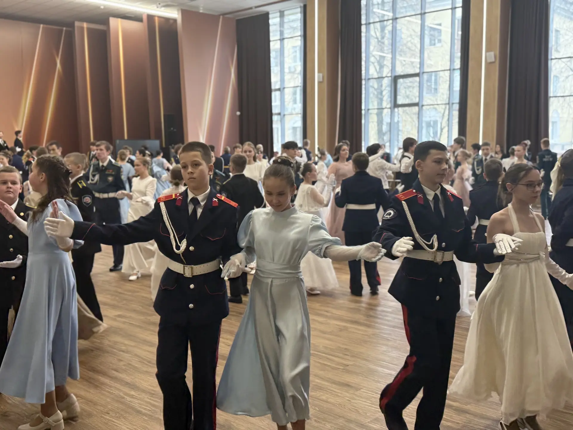 💃🕺 Волшебство кадетского бала: когда история оживает! Кадетский бал подарил нашим школьникам незабыв