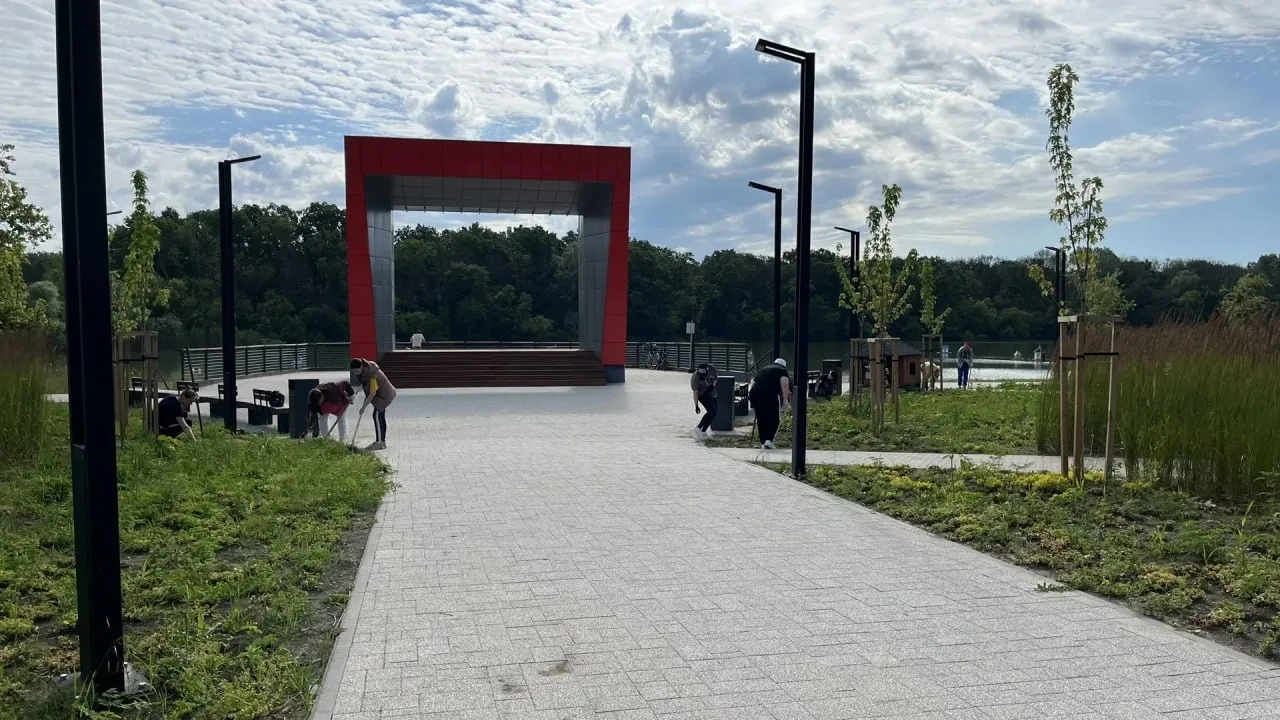 🧹Большой субботник прямо сейчас проходит на Городской набережной
