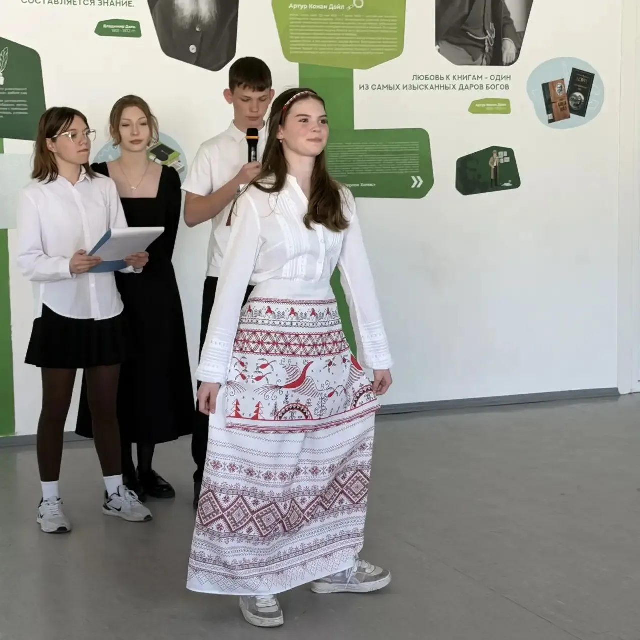 Сегодня в МБОУ СОШ №3 завершился удивительный фестиваль народов России! 🎉  Это был яркий праздник ку