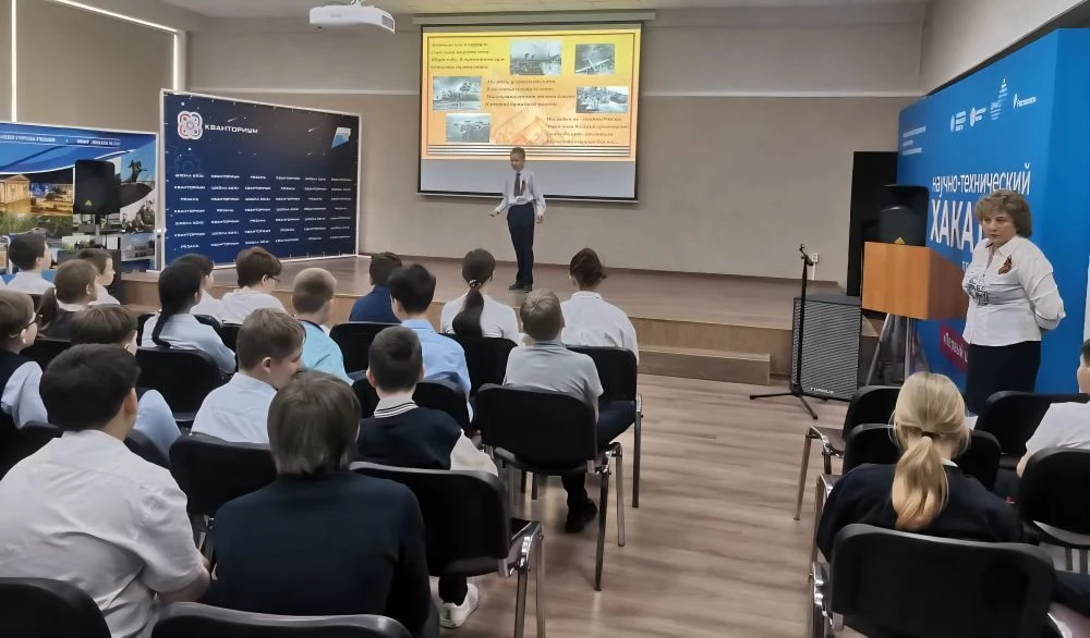 🎗️ В нашей школе стартовали сразу две важные патриотические акции, и первыми эстафету приняли учащие