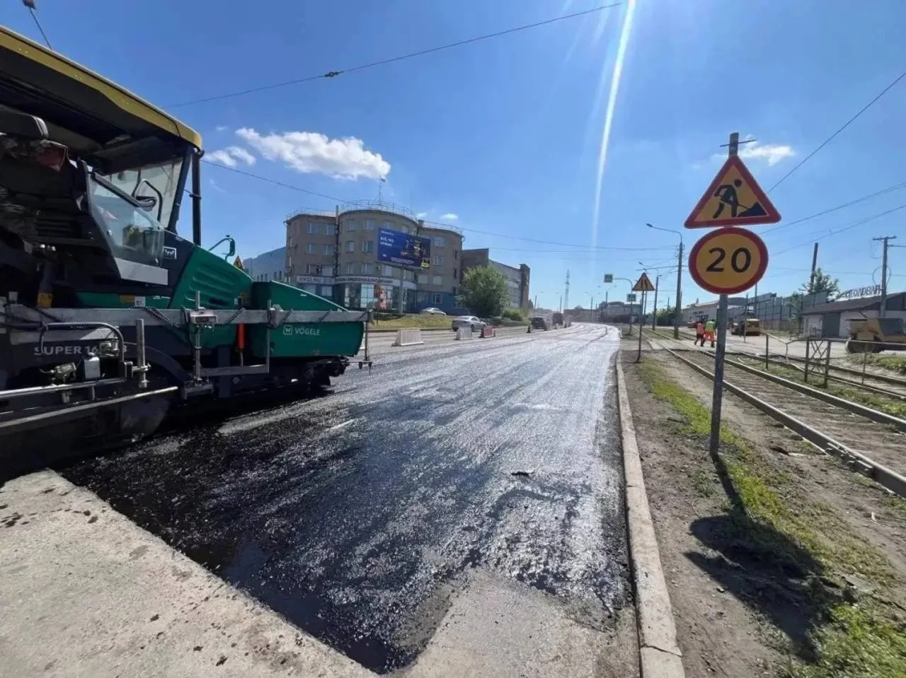 Дорожники начали ремонт на проспекте Строителей в Барнауле.

Дорожники фрезеруют старое асфальтовое 