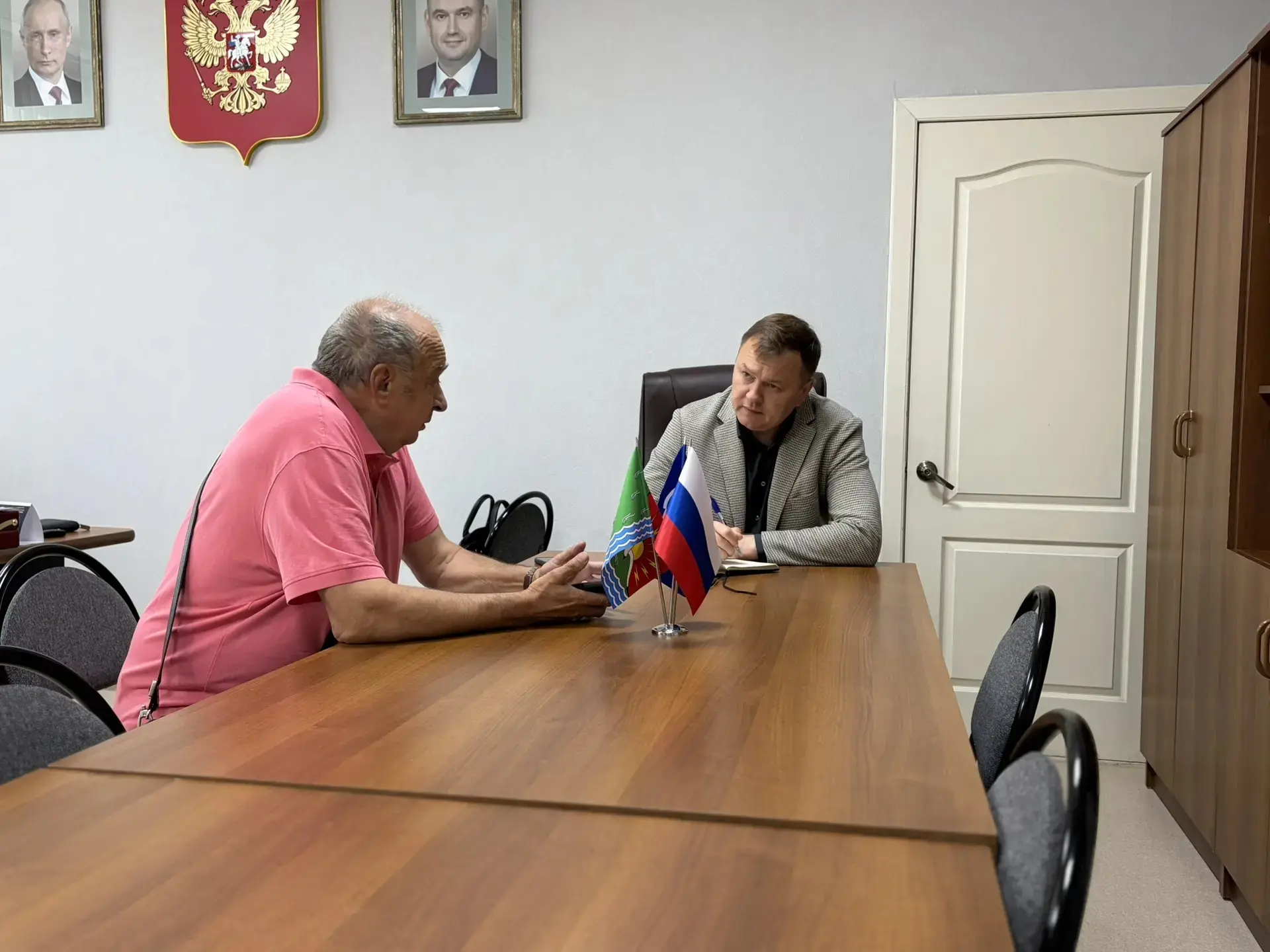 Крыша течёт, гараж оформить и ямы заровнять: о чём говорили жители Энергетика с главой посёлка

В Эн