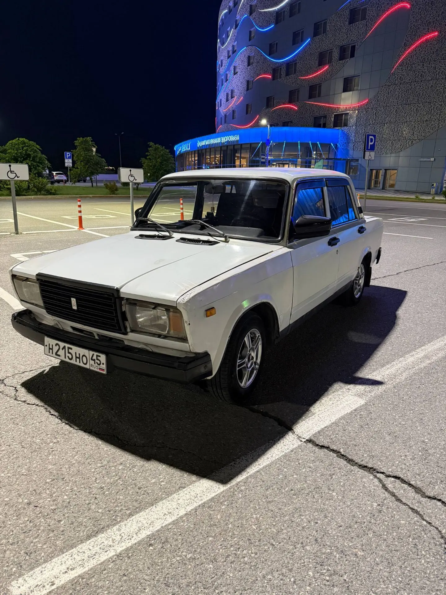 Ваз 2107
2003г
Двигатель хорошо тянет, масло не употребляет
КПП не выливает и хорошо переключается 
