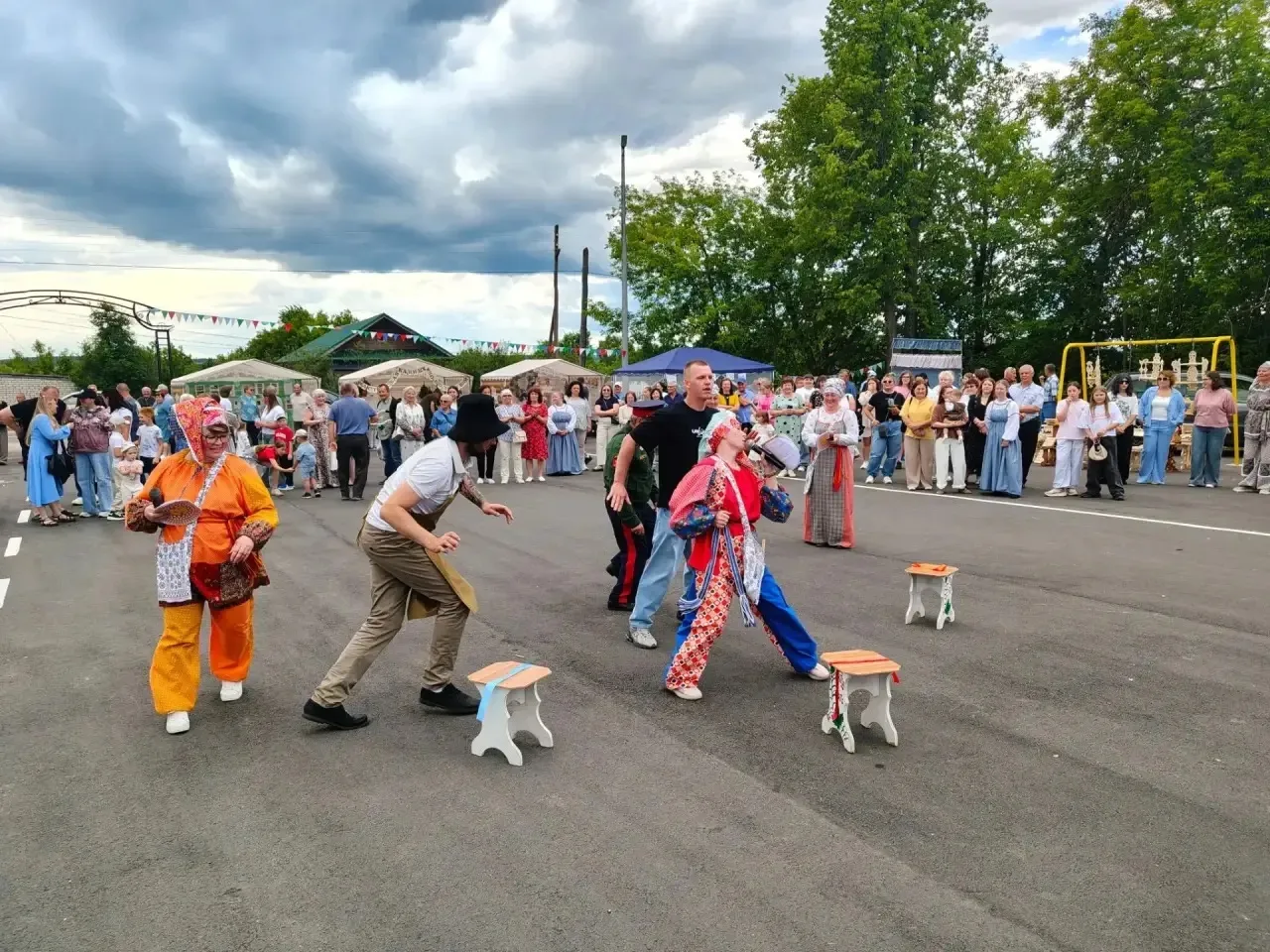 🎉 С праздником, дорогие земляки!

🍀В выходные в селе Хмелевицы и деревне Большая Музя царила по-на