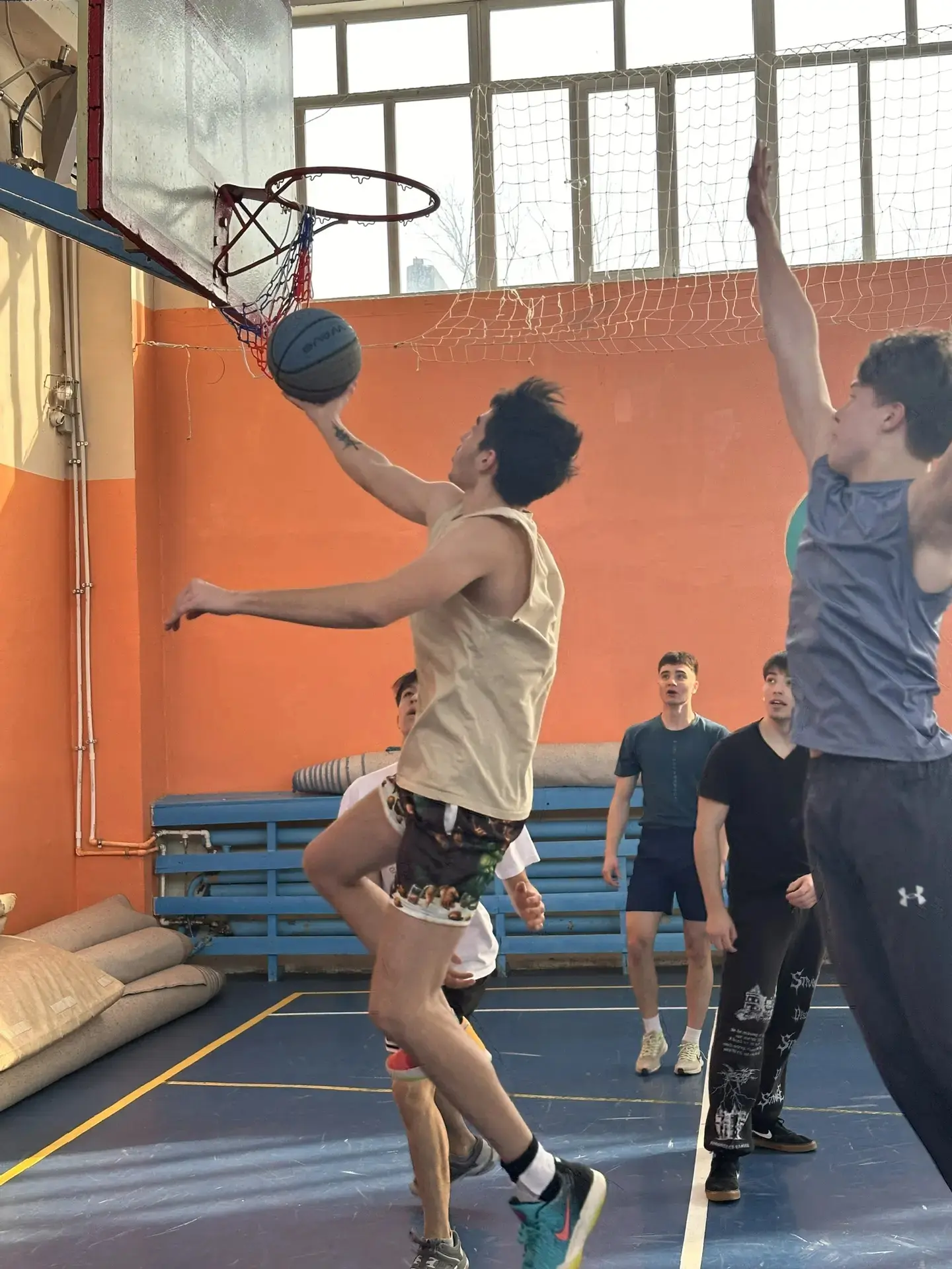 🏀В втором корпусе прошла товарищеская встреча по баскетболу среди учеников 10 класса и выпускников н