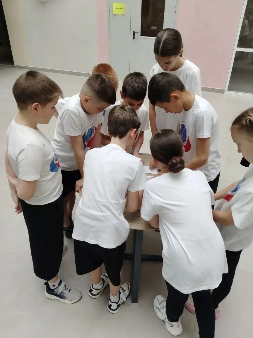 Зарница 2.0 — день настоящих героев! ⚡🎖️  Сегодня в МОУ "СШ № 7" прошёл районный этап Зарницы для мл