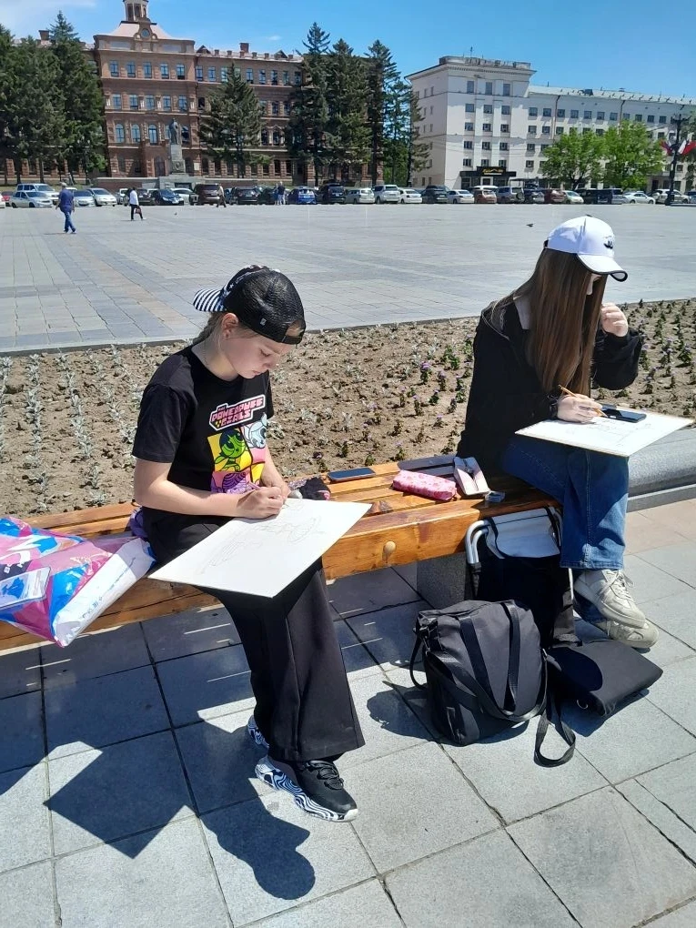 Сегодня в тёплый ясный день ребята вместе с преподавателем Фоминой В.В. отправились в центр города  