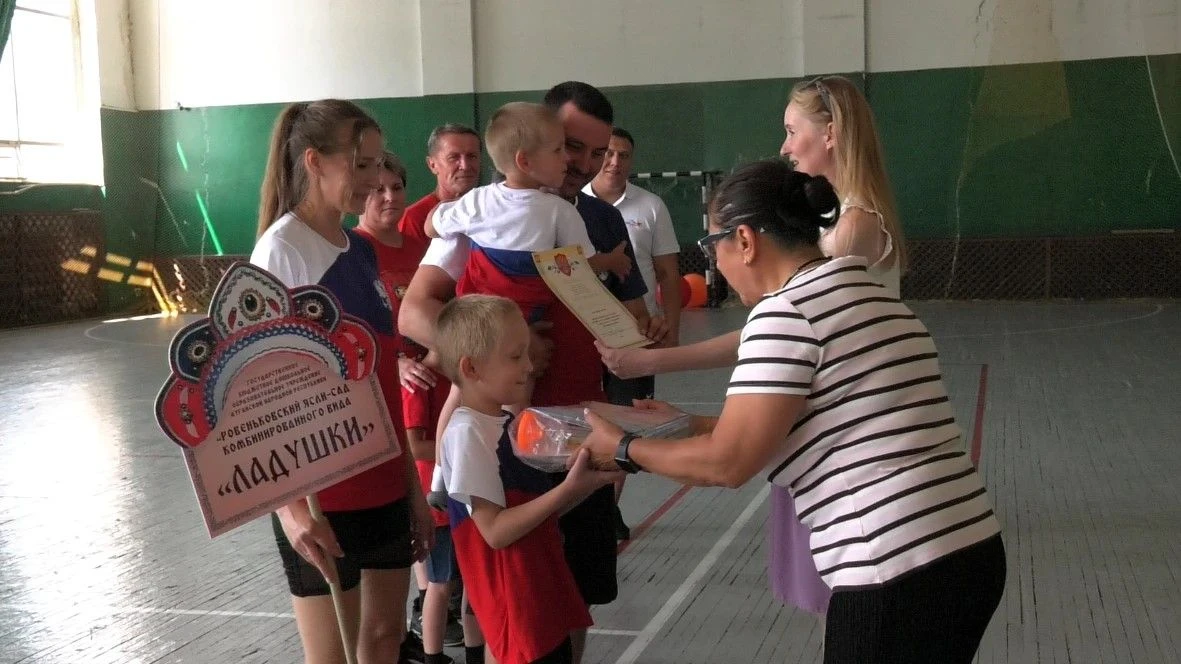 Спорт, объединяющий поколения: в Ровеньках прошел семейный праздник здоровья! 👨‍👩‍👧‍👦

❤️ В Рове