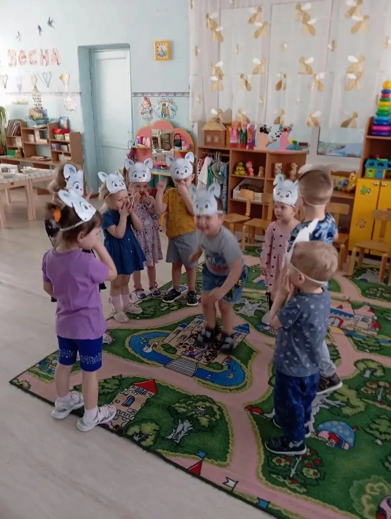В разновозрастной группе"Непоседы" дети с удовольствием играли в хороводную игру "Зайка...