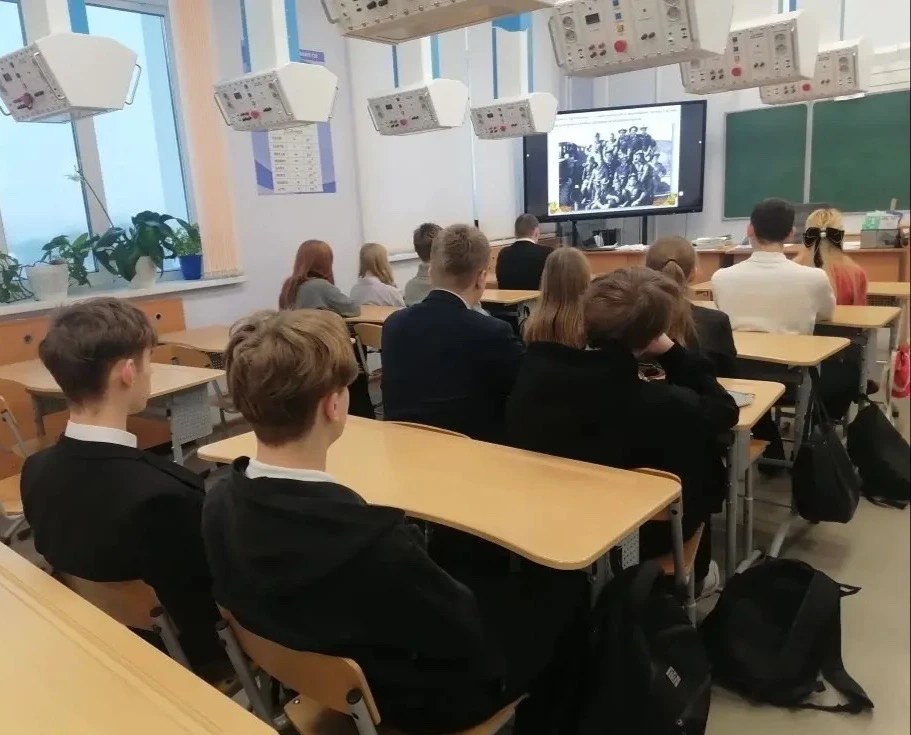 В нашей школе в 10 «Б» классе (классный руководитель Костыря Е. В.) был проведен классный час, посвя